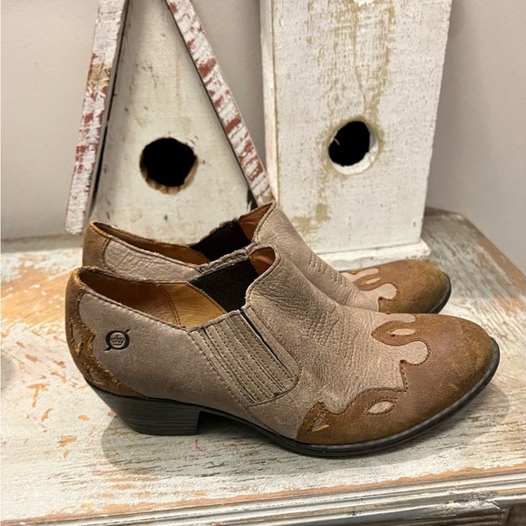 Born Womens Size 9 Tan and Brown Ankle Boots with Western Charm - Picture 3 of 9